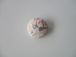 桜を見上げる猫のブローチの画像