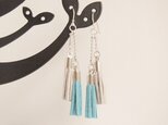 ミニタッセルピアス〈ライトグレー×コバルトブルー〉の画像