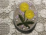 楕円型刺繡ブローチ　リネン たんぽぽの画像