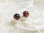 モザンビークガーネットのスタッドピアス（5mm・チタンポスト）