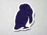 羽繕い中ペンギンブローチの画像
