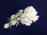 白い薔薇飾り紐付きコサージュ