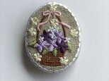 楕円型刺繡ブローチ　すみれ花かごAの画像