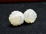 白薔薇の一粒ピアス（12mm・チタンポスト）の画像