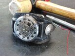 シルバー歯車モチーフ2　本革黒色ブレスレット型腕時計の画像