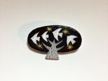 星空を飛ぶ４羽の鳥　木のかたちブローチの画像