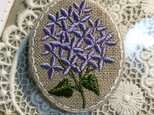 刺繍のブローチ リネン　ライラック　薄青紫の画像