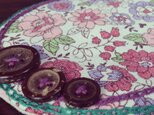 ボタンと刺繍のふわふわコースター(紫花柄)の画像