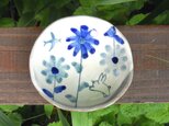 「青いとりと花とうさぎの小皿」の画像