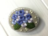 刺繍のブローチ リネン　アジサイ　楕円横型　３色の画像