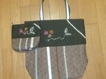 花刺繍とピンタックのバッグとポーチセットの画像