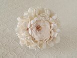 染め花のコサージュブローチ(バラ・オフホワイト)の画像