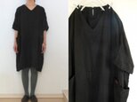黒　綾織りリネン　シンプルＶネックドルマンOPの画像