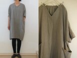 ベージュグレー　天日干しリネン　シンプルＶネックドルマンOPの画像