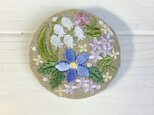 リネン 花いっぱい刺繍ブローチ 丸Bの画像