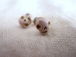 ピンクのガイコツピアスの画像