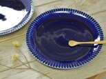 瑠璃色の鎬皿（8寸）の画像