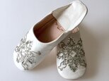 【期間限定SALE 3/14まで】綺麗な刺繍バブーシュ　リハナ　白　（スリッパ）