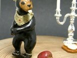 マレーグマのオブジェ・ピンバッジ（木＆真鍮）「林檎の虜グマC」の画像