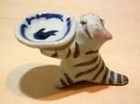 お皿を持つ猫(お香たて)　シマ猫の画像