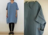 スチールブルー　綾織りリネン　シンプルＶネックドルマンOP