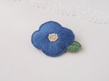 お花の刺繍ブローチ（blue）の画像