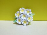 手刺繍ブローチ＊白花の画像