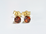 ガーネット・ラウンドファセットの14kgfピアス（4mm）