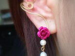 rose pearl curved ear cuffの画像