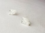 送料無料 marble earring /white / resinの画像