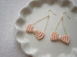 ビーズリボンのぶらさがりピアス（ピンク）
