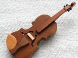 バイオリンのブローチ（ウォールナット材）の画像