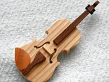 バイオリンのブローチ（セン材）の画像