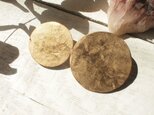 真鍮お月様二つのブローチ　大小のの画像