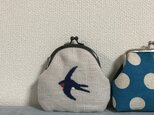 手刺繍のツバメのがまぐちの画像