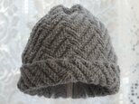 毛１００％　ななめ編みのニット帽子（濃いグレー・模様入り）