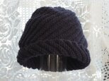 毛１００％　ななめ編みのニット帽子（紺色）の画像