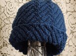 毛１００％　ななめ編みのニット帽子（青みどり色・模様入り）の画像
