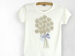 シロツメ草の花束Tシャツの画像