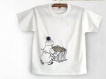 シロツメ草を摘む女の子Tシャツ（ホワイト）の画像