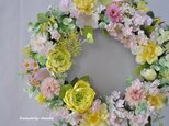 ピンクの小花とレモン色のリース
