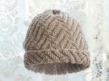 毛１００％　ななめ編みのニット帽子（ベージュ・模様入り）の画像