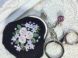 アクセサリー用　刺繍がまぐち　キーホルダー　ミニバラブーケ　濃紺リネンの画像