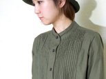 pintuck band collar shirt / oliveの画像