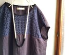 リネン×コットン 刺繍レース バイカラーフレンチスリーブ ブラウス 紺×墨黒