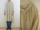 　アイボリーベージュ　天日干しリネン　アンティークギャザーシャツOP