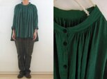 ダークグリーン　天日干しリネン　アンティークギャザーシャツ