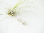 シロインカ -shiroinka- porcelain pebble pierced earringの画像