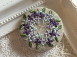 リネン  青と紫のお花のリース　刺繍ブローチ　50ミリ丸の画像