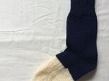 手編みの靴下 濃紺×ミルキーホワイトの画像